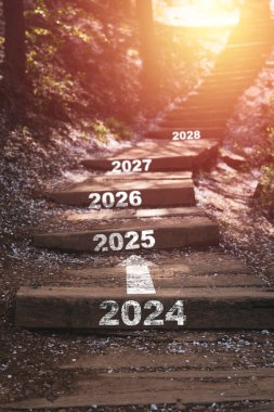2024 2025. Yeni yıl konseptine hazırlanmak ve ilerlemek için tepenin zirvesine giden merdivenler..