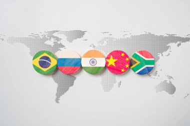 Brezilya Rusya Hindistan Çin ve Güney Afrika BRICS ekonomik işbirliği kavramı için dünya haritasında bayrak.