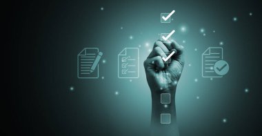 İş adamı, kalite belge kontrol listesi, belge onayı ve iş onayı proje konsepti için onay kutusuna doğru işaret işareti koymak için kalem kullanıyor.