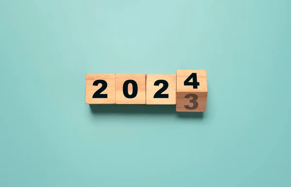 Flipping 2023 2024 Wooden Block Cube Preparation New Year Change —  Fotos de Stock