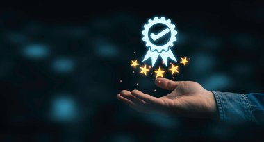 Teminat ürünü ve ISO servis konsepti için en iyi kalite güvencesini elinde tutan ve gösteren iş adamı.