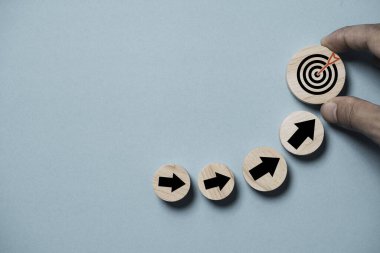 Sanal hedef tahtası ve tahta yuvarlak ekran üzerine baskı yapan yukarı ok. İş başarısı hedefi ve hedef kavramı.