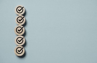 İşletme yönetimi incelemesi, proje ve belge onaylama kavramı için yuvarlak ahşap üzerine doğru işaret yazdırma ekranı.