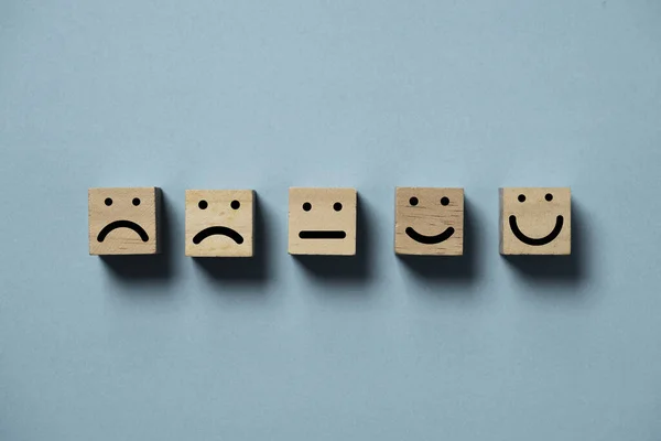 Ludzka Twarz Smutnego Uśmiechniętego Ekranu Wydruku Drewnianym Bloku Kostki Twarzy — Zdjęcie stockowe