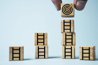 Kurulum hedefi ve hedef kavramını geliştirmek için merdivenin tepesine ok ile el ele tutuşan dart tahtası.