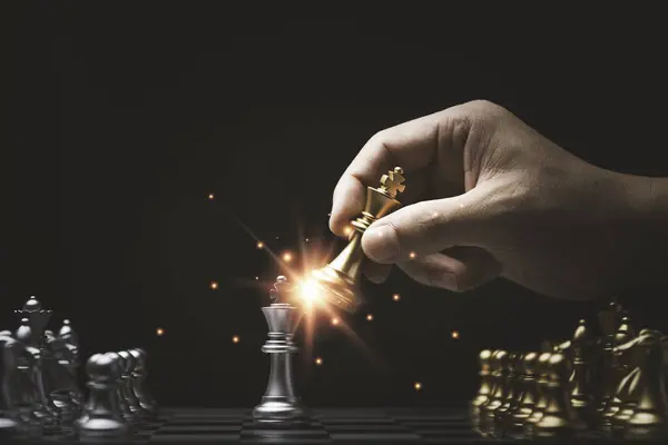 Ruční Přesouvání Zlatý Král Šachy Stříbro Pro Vítěze Ztráta Soutěže — Stock fotografie