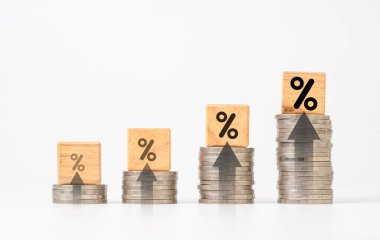 Artan para yığınları Artan ok ve finansal bankacılık için yüzde sembolü Faiz artışı oranı veya iş büyüme kavramından ipotek yatırım payı.