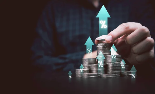 Para istiflemekte olan işadamı oklu ve finansal bankacılık için yüzde sembollü faiz artırımı veya iş büyüme kavramından ipotek yatırım temeline sahip para yığıyor.