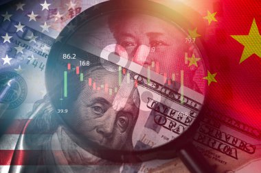 Büyüteç, ABD ve Çin bayrağıyla ABD doları ve Yuan banknotuna odaklanıyor. Bu, küresel ekonomi kavramını etkileyen ekonomik gümrük vergileri, vergi bariyerleri ve teknoloji rekabetinin sembolüdür..