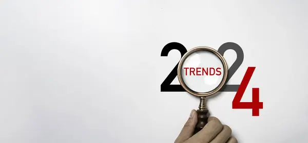Увеличительное Стекло Рук 2024 Годом Трендами Сформулированными Фокусировки 2024 Тенденций Стоковое Фото