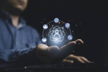 Müşteri değeri ve müşteri ilişkileri yönetim kavramı için iş adamı elinde insan simgesi tutuyor.