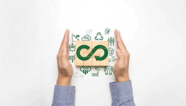 Два Бизнесмена Руки Защитить Символ Бесконечности Экономикой Экологии Значок Таких Лицензионные Стоковые Изображения