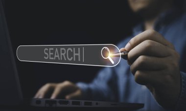 İş adamı, arama aracı çubuğuna en uygun anahtar sözcük verisi için dokunmak için kalem kullanır ve pazarlamanın SEO veya Arama Motoru optimizasyonu kavramı eğilimindedir.