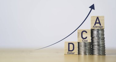DCA veya Dolar Maliyeti Disiplin için okla birlikte artan madeni paraların istiflenmesi ve her zaman hisse senedi ve varlık ipoteği kavramına yatırım yapmaya devam edilmesi.