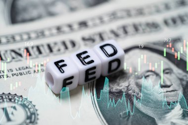 Federal rezerv artışı için ABD dolar banknotu üzerinde borsa grafiği olan FED ifadesi ve faiz oranı denetimini azaltmak ki bu da Amerika ve dünya ekonomik büyüme kavramına etki eder.