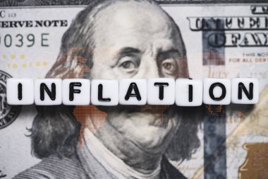 Ürün ve hizmet artırımı için ABD Doları banknotunda enflasyon ifadesi, kiralık banka faiz oranı kavramını etkiliyor.