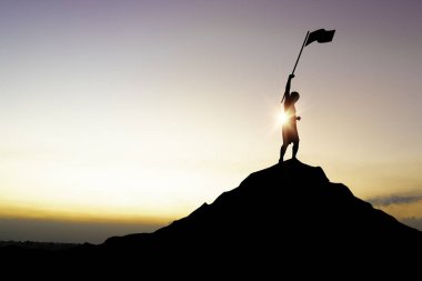 Siluet işadamı dağın tepesinde duruyor ve liderlik işi için güneş ışığı alan bir bayrak tutuyor. Başarılı ve hedeflenen hedef kavramı elde ediyor..