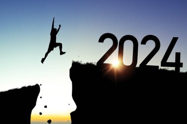 Mutlu Noeller ve mutlu yıllar 2024, Siluet Adam 2024 uçurumuna atlıyor sarı gökyüzü ve güneş ışığı ile sabah saatinde.