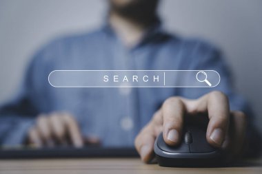İnternet 'ten bilgi aramak için arama motoru çubuğu web sitesi olan fare ve bilgisayar klavyesi tutan işadamı, girdi optimizasyonu anahtar kelime kavramı ile bulut bilgisayarı.