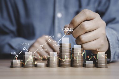 İşadamı el çizimi para yığma, iş yatırımı karı ve mevduat tasarruf kavramı ile sanal artış grafiği.