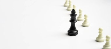 Siyah kral satranç, liderlik ve yönetim patronu kavramı için beyaz piyon satrancından öne çıkıyor..
