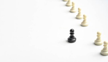 Siyah piyon, liderlik ve yönetim patronu kavramı için beyaz piyon satrancından öne çıkıyor..