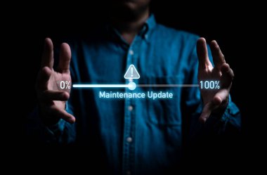 Yazılım geliştirme ve virüs bilgisayar saldırısı kavramından sonra program güncellemesi için ünlem uyarısı uyarısı işareti ile güncelleme durumu gösteren iş adamı.