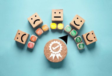 Müşteri kalitesi değerlendirme göstergesi kullanım ve hizmet kavramı sonrasında müşteri memnuniyeti için mavi zemin üzerinde üzgün yüzden mutlu yüze kadar olan ekranın yazdırma ekranı kübü bloğu.