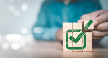 İş adamı, belge projesi onayı ve kaliteli ISO konsepti için doğru işaret işaretini bir araya getirdi.