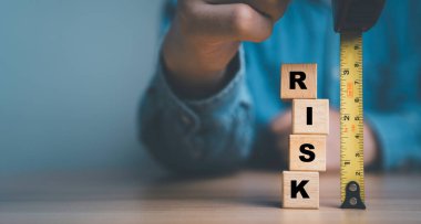 Risk analizi için bant ölçüsü kullanan işadamı yönetim ve değerlendirme kavramını araştırıyor.