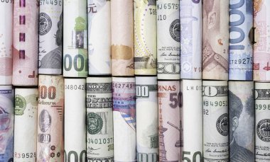 Döviz kuru değişimi ve ön x konseptinin transferi için dünyada çeşitli uluslararası banknotlar yuvarlanır. 