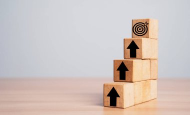 Dartboard ve ok merdivenlerin tepesinde. Kurulum amacı ve hedef kavramını geliştirmek için yukarı ok atılacak..