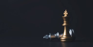 Altın kral satrancı ve düşmüş gümüş kral satrancı. Rekabet kazananı ve pazarlama stratejisi planlama konsepti için kopya alanı ve karanlık arkaplan..