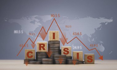 Madeni paraların istiflenmesi ve ekonomik kriz konsepti için dünya haritası üzerinde kırmızı azalan grafik.