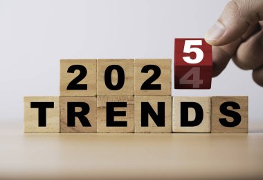 Yeni yıl konseptinden sonra iş teknolojisi ve moda pazarlama değişiklikleri için ahşap blok küpünü 2024 'ten 2025' e çevirme eğilimi.