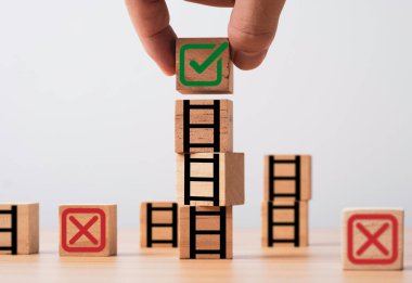 Proje ve belge onaylama kavramı için el ile yeşil işaret işareti.