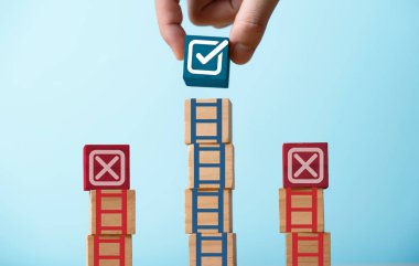 Merdiven operasyonunda ve proje ve belge onaylama konsepti için çapraz işaret arasında el dizme işareti işareti işareti.