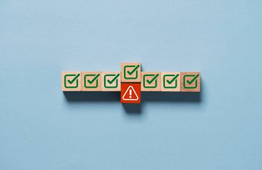 Kırmızı ünlem uyarı uyarısı uyarı işareti yeşil işaret işaretinin yerine uyarı hatası ve bakım kavramı için.