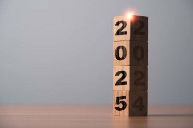 2025 iyi tarafta ve 2024 tahta bloğun karanlık tarafında mutlu noeller ve yeni yıl konseptine hazırlanmak için..