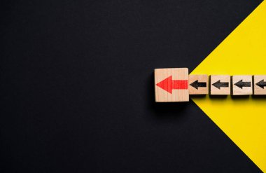 Büyük tahta blokta büyük kırmızı baskı ekranı ve liderlik kavramı için siyah üzerine kurşun..