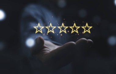 Müşteri memnuniyeti ve ürün değerlendirmesi konsepti için beş altın yıldız tutan iş adamı.