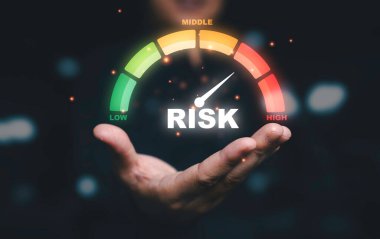 Risk yönetimi ve değerlendirmesi için risk düzeyi göstergesi düşük olan işadamı 