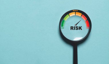 Risk yönetimi ve değerlendirme dolandırıcılığı için büyüteç içinde risk seviyesi göstergesi seviyesi düşük ile yüksek arasında