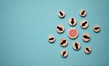 İş başarısı hedef hedef kavramına odaklanmak için ok ve kopyalama alanı olan dart tahtalarını gösteren oklar.