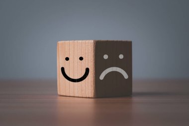 Parlak blokta gülen yüz ve zihinsel sağlık ve duygusal zihniyet konsepti için karanlık blokta üzgün dace