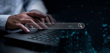 Bilgi ağı ve SEO veya arama motoru optimizasyon kavramı için arama çubuğu simgesine sahip bir bilgisayar bilgisayarı kullanan işadamı.