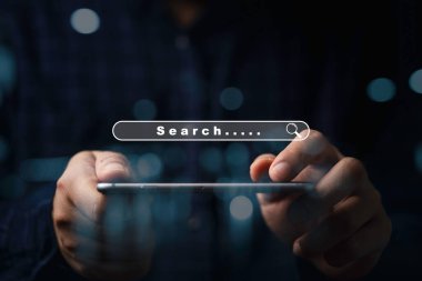 İş adamı, bilgi ağı ve SEO veya arama motoru optimizasyon kavramı için arama çubuğu simgesine sahip akıllı telefon kullanıyor.