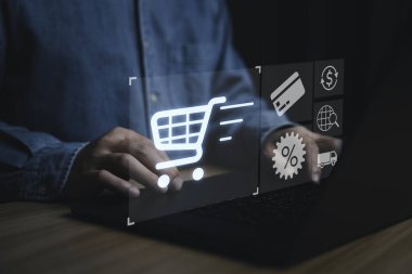 İş adamı online alışveriş ve e-ticaret teknolojisi için sanal tramvay alışveriş arabası ile dizüstü bilgisayar kullanıyor. 
