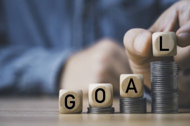 İş adamı, madeni hedef kavramı için madeni para istiflemeyi artıran madeni paraların üstüne hedef tabir koydu.