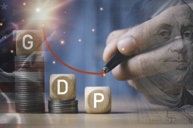 Amerika Birleşik Devletleri bayrağı ve ABD banknotu ile azalan okun işadamlarının çifte maruziyeti ekonomik kriz kavramına sahip.